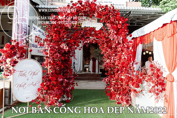 Cổng hoa cưới màu đỏ lãng mạn và lòng thủy chung