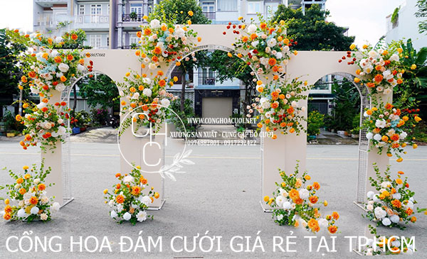 cổng hoa cưới màu vàng
